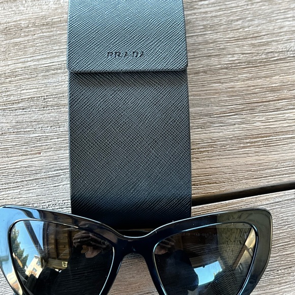 Prada frames feature a Cat Eye shape perfect for round or oval shaped faces. - Picture 12 of 12